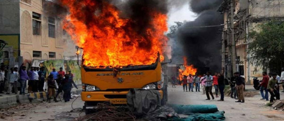 Political outfits continue with Cauvery protests In Chennai.