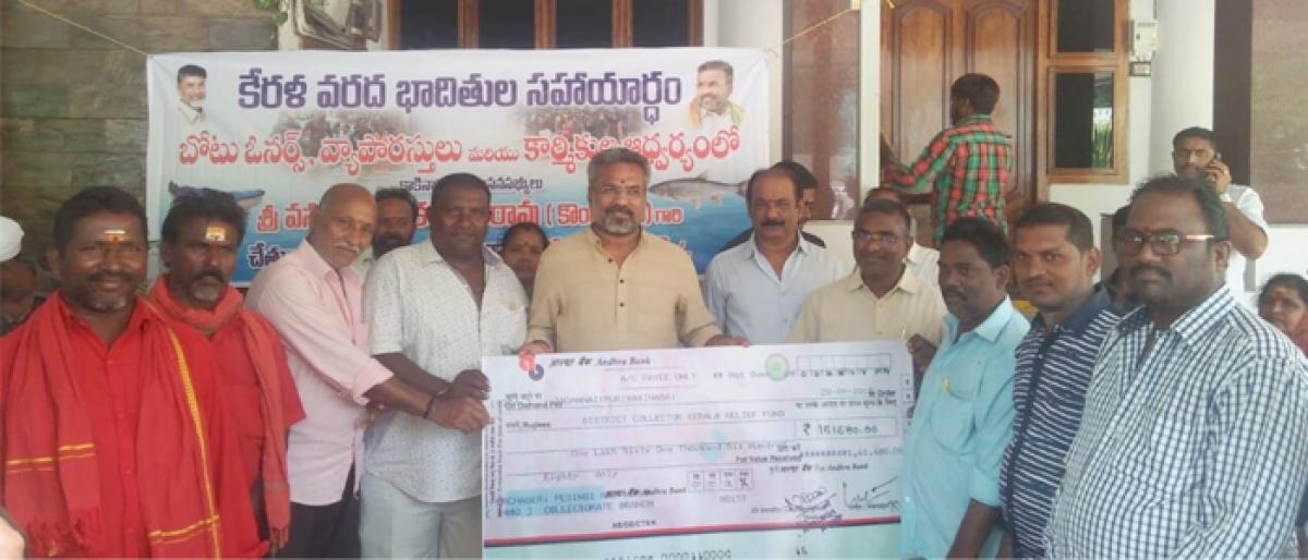 Boat owners, workers donate for Kerala victims in Kakinada
