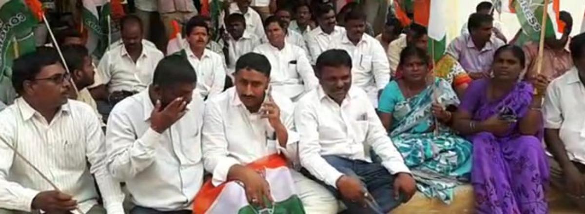 Chinna Reddy protests over lack of sanitation