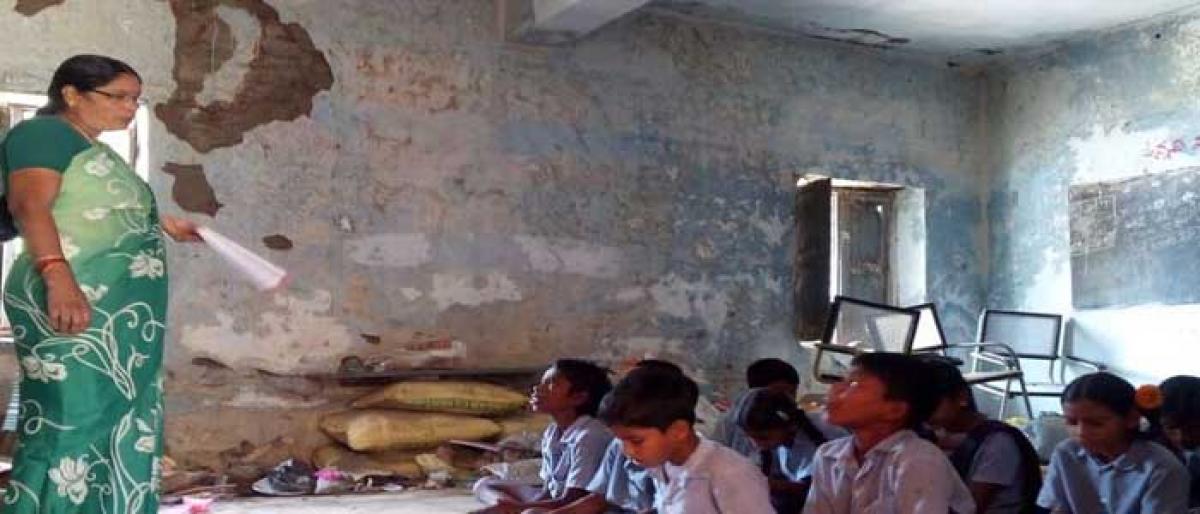 Students dread to study in dilapidated school building