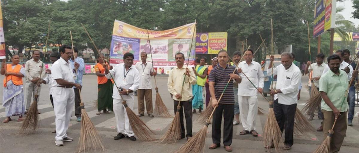 GMC officials clean roads in Guntur