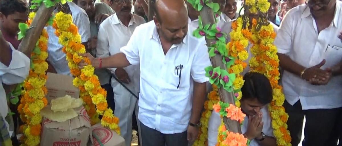 Collector weighed  with sugar crystals : A gesture of upland farmers for the LI scheme