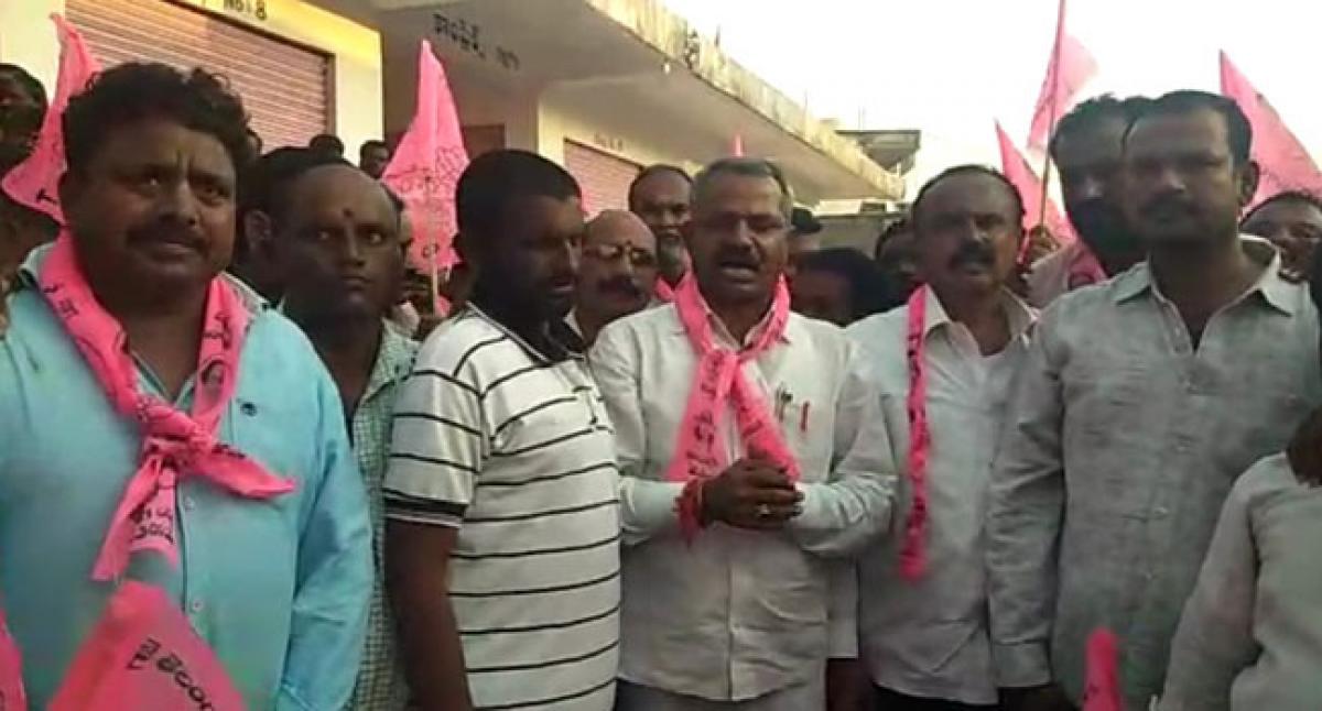 Congress, TRS workers fight over flag post