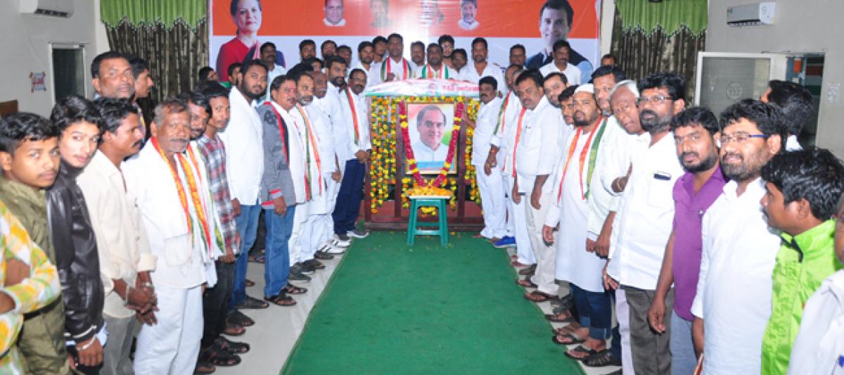 Congress workers celebrate Rajiv Gandhi’s birth anniversary