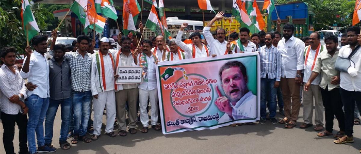 Congress holds protests over petrol hike in Rajamahendravaram