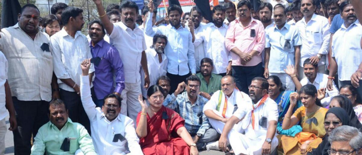 Congress workers protest against MLAs expulsion