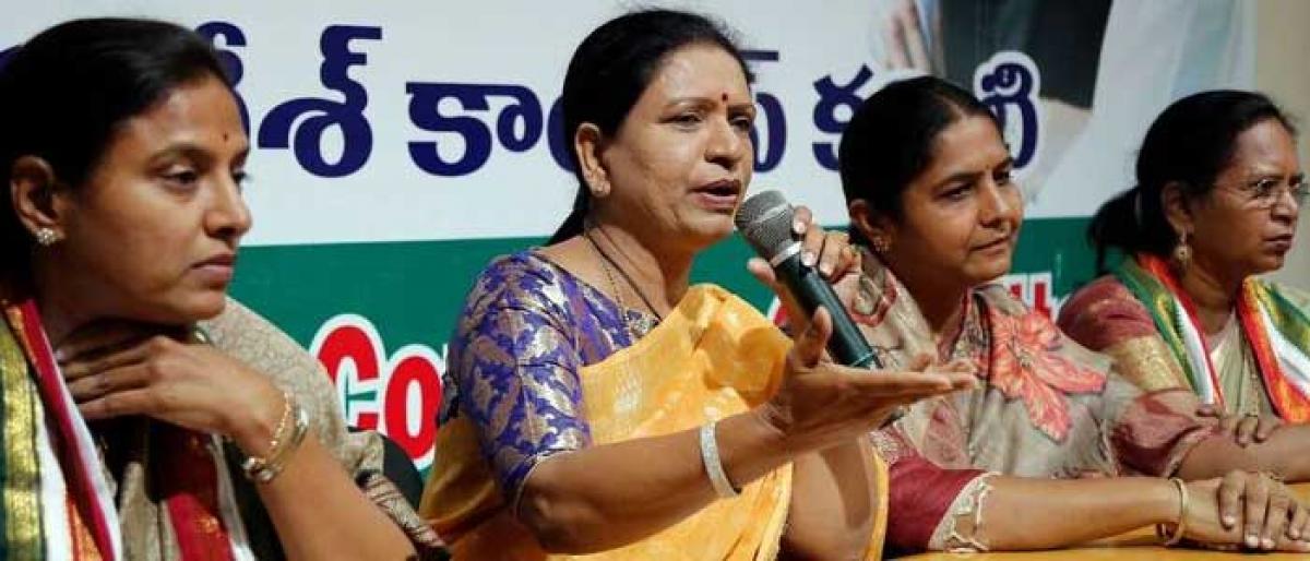 Women Congress leaders defend saree burning