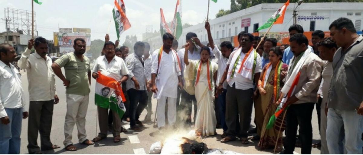 Youth Congress activists burn KCR’s effigy