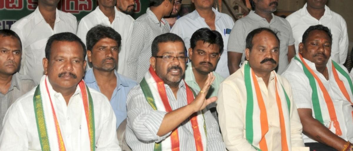 Suspend MLA Shankar Naik from party, Congress demands KCR