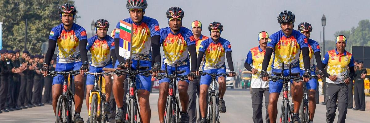 Army chief lauds EME’s cycling team