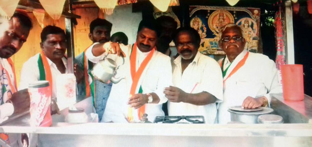 Congress candidate sells tea to attract voters in Yadagirigutta