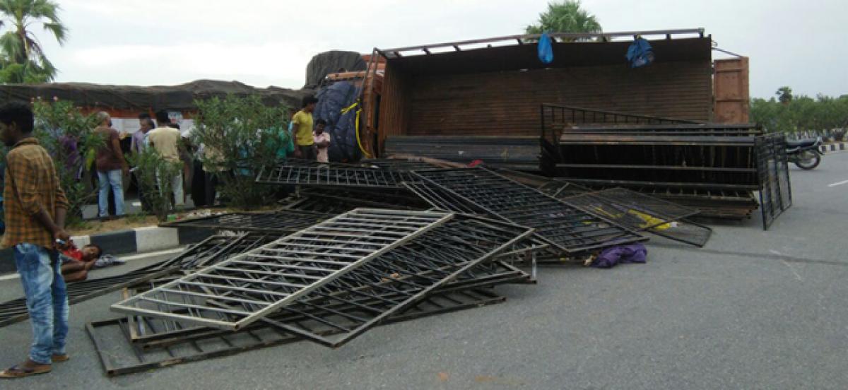10 hurt as truck turns turtle in Nalgonda