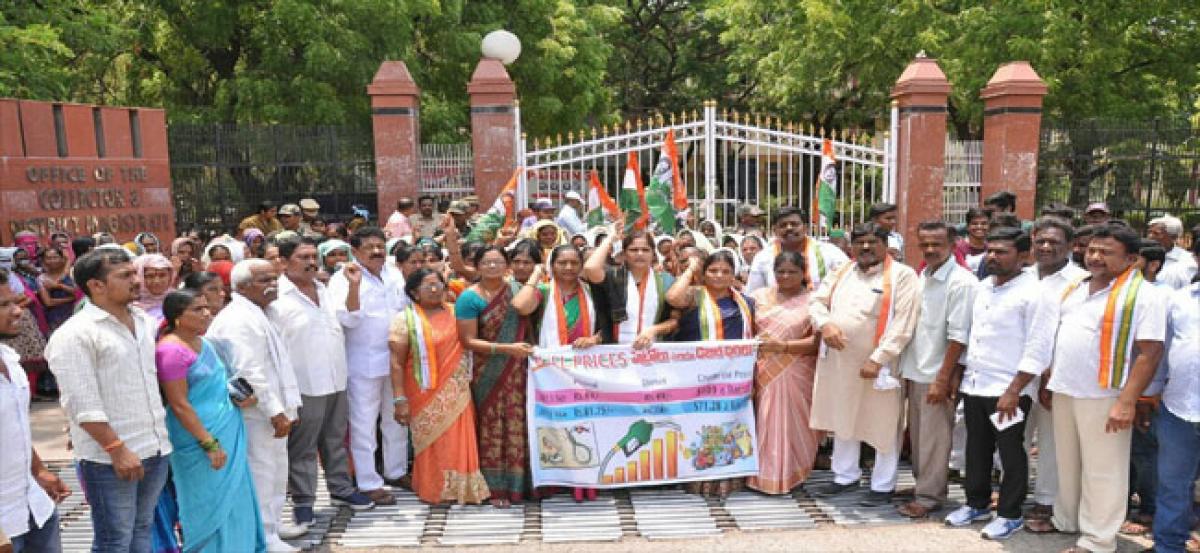 Mahila Cong holds dharna against hike in petrol prices