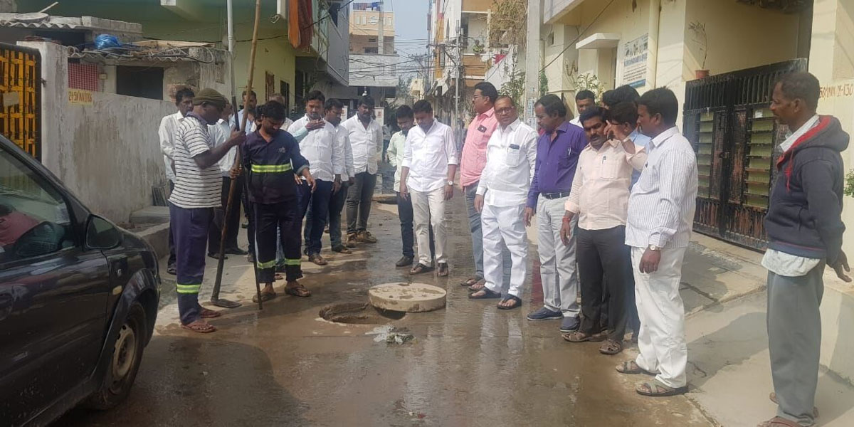 Corporator Dodla Venkatesh Goud inspects drainage overflow in Ujjaini Mahakali Nagar