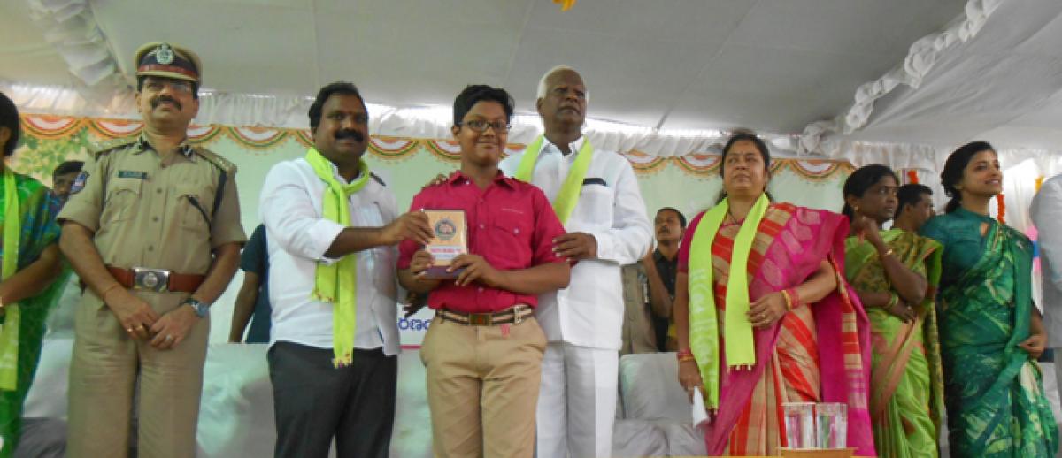 Kadiyam Srihari presents awards to Swami Vivekananda High School students