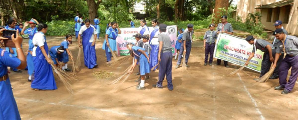Students participate in cleaning drive