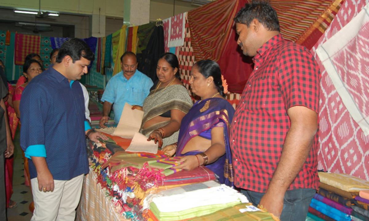 Collector asks public to support handlooms