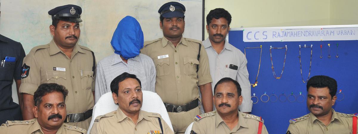 Murder accused held; booty worth  7 lakh recovered