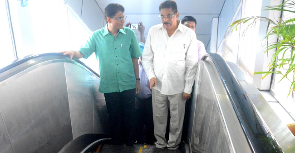 Haribabu inaugurates escalators at Vizag Railway Station