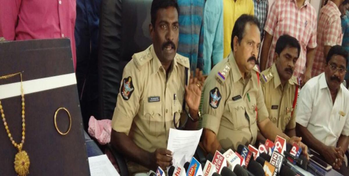 Gang robbing private bus passengers held in Nellore