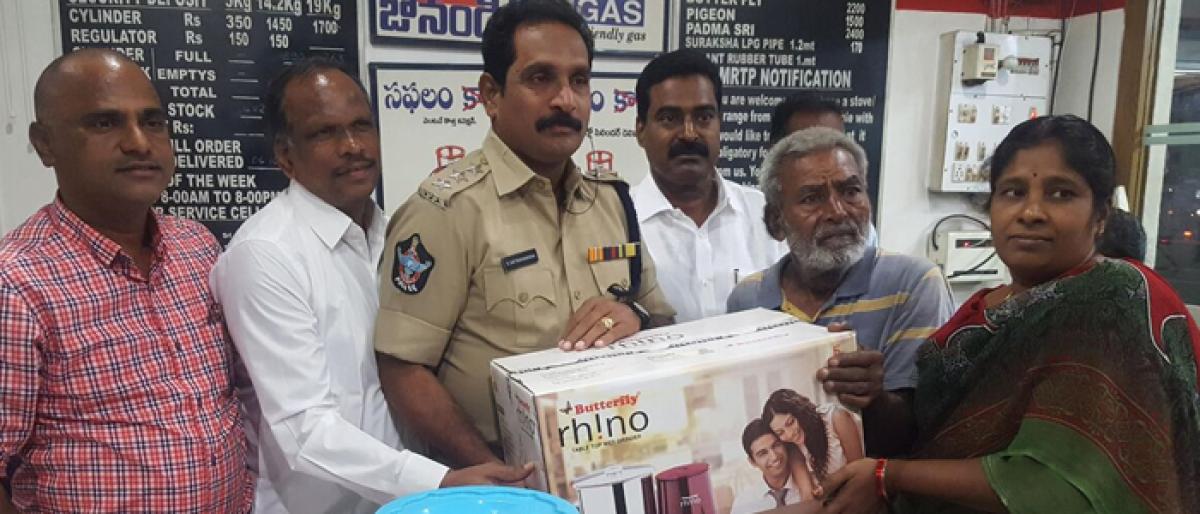 DSP Satyanarayana distributes prize to lucky draw winner in Guntur
