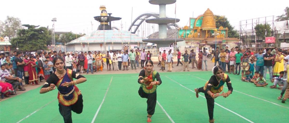 Students dances impress audience in Happy Sunday programme at Rajamahendravaram