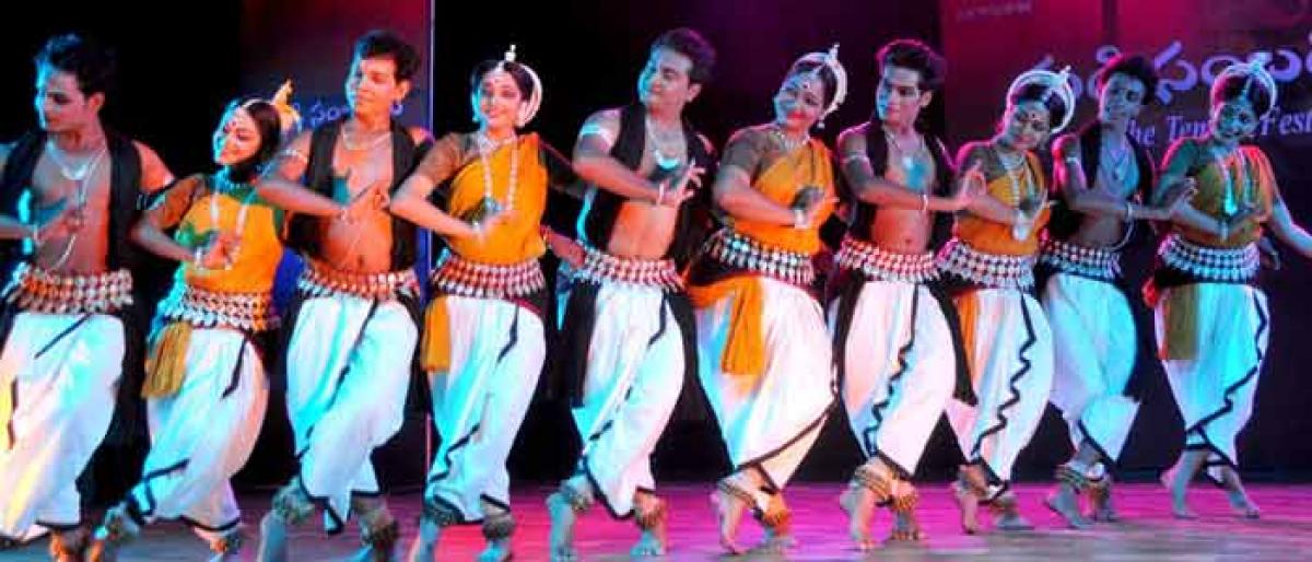 Captivating performance of Odissi dancers
