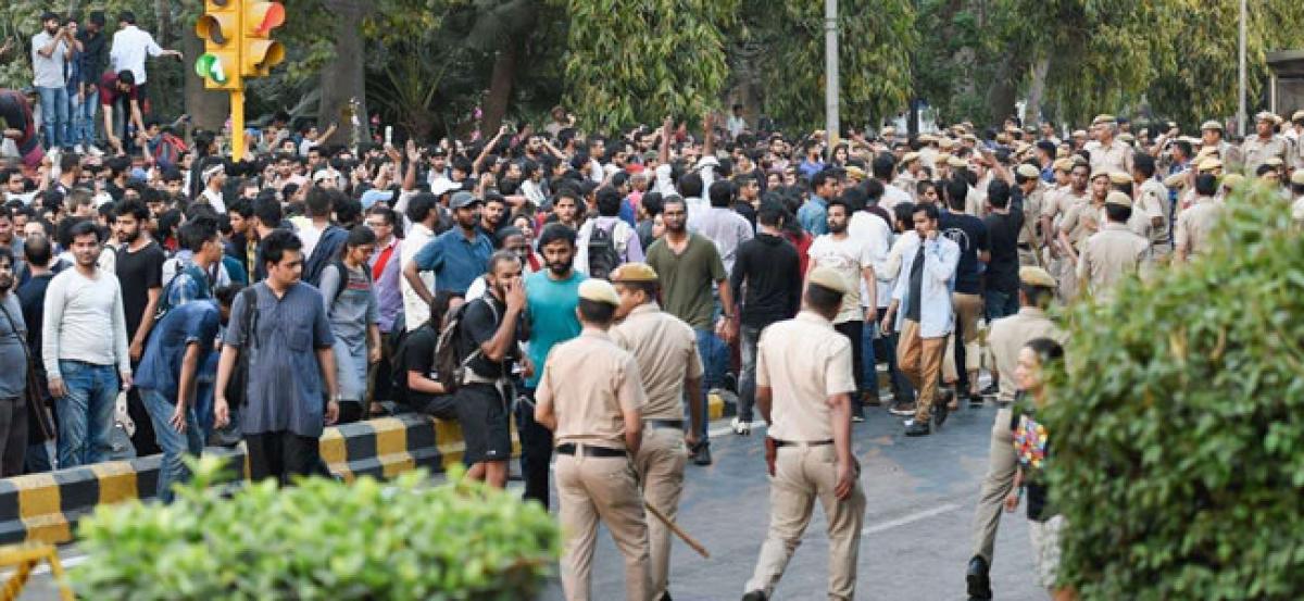 Deepest apology, we will conduct enquiry: Delhi Police on media persons being manhandled