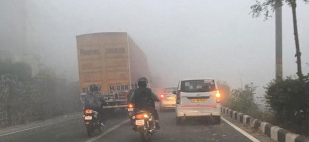 Delhi continues to remain canopied under thick smog