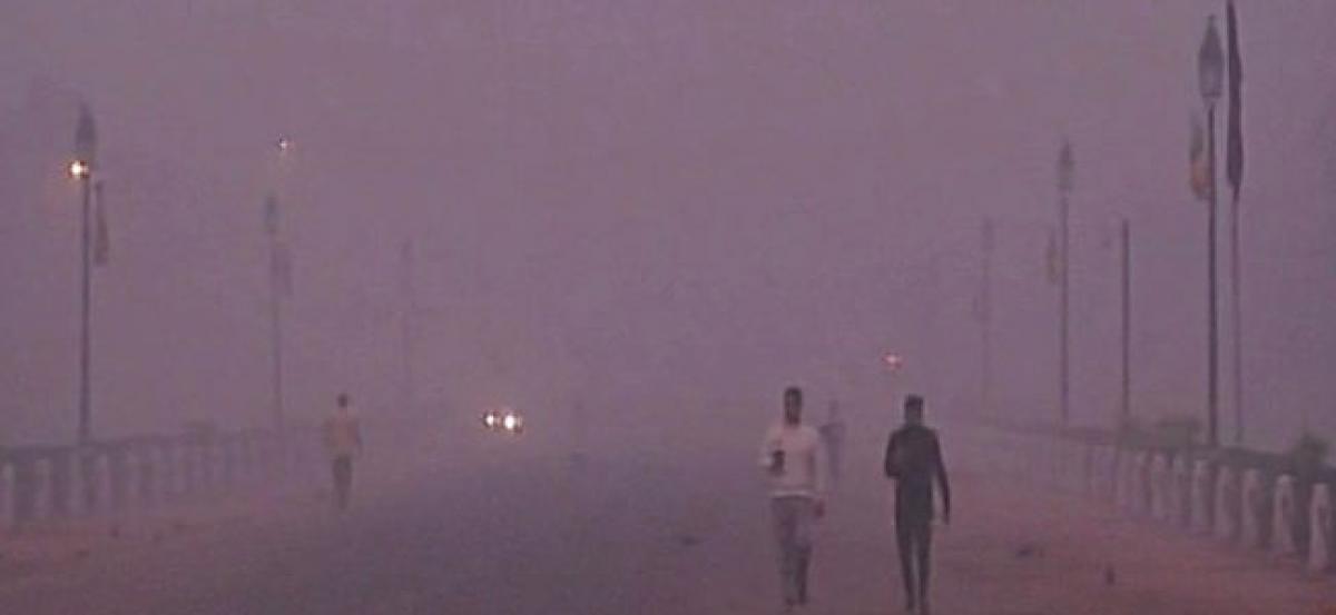 Smog continues to sweep over Delhi