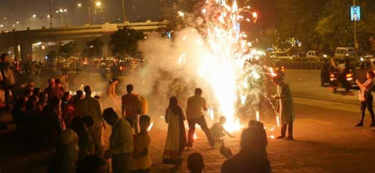Tamil Nadu govt fixes 6 am and 7 am and 7 pm to 8 pm time slot for bursting crackers on Diwali