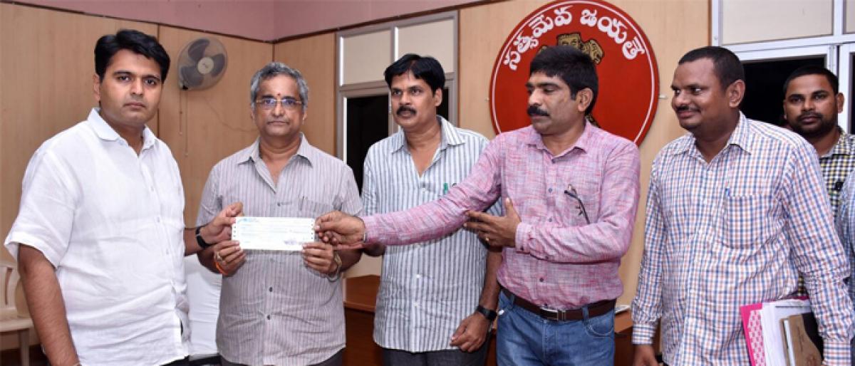 APEPDCL staff donates 8.66 lakh for flood-affected in Kakinada