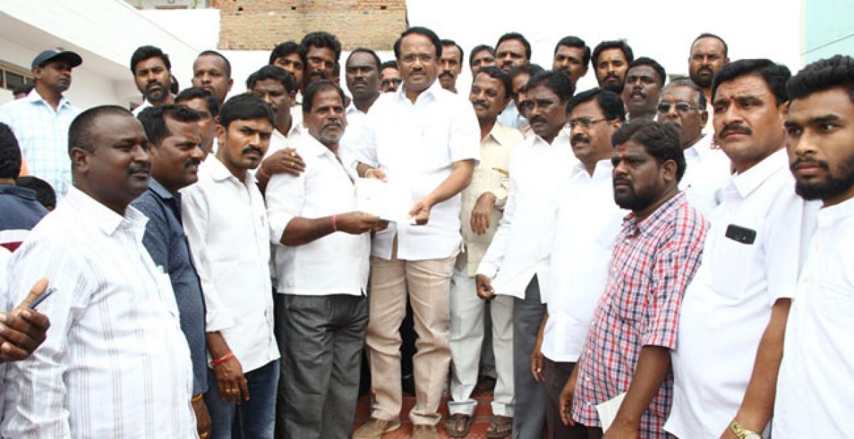 Vote those who worked for welfare of people: Laxma Reddy