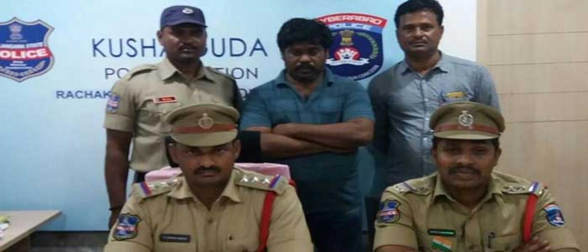 Burglar held with gold ornaments