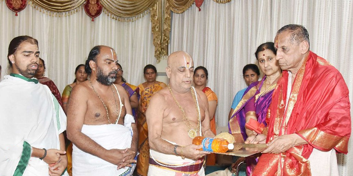 Vedic Pandits offer blessings to Governor couple
