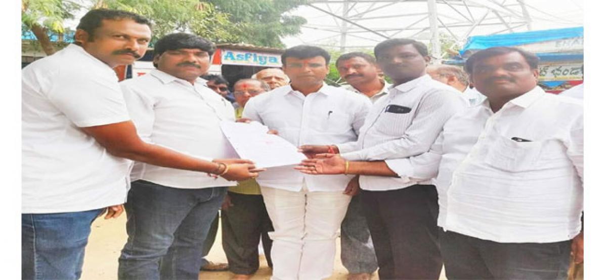 Ex-MLA K P Vivekanand donates Rs.10 lakh for Press Club building
