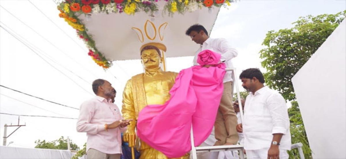 Ex-MLA Vivekanand unveils bronze statue of Yellayya