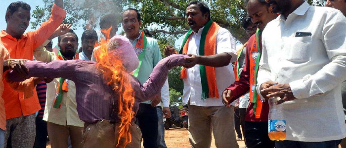 Bharatiya Janata Yuva Morcha burns effigy of Congress leader Navjot Singh Sidhu