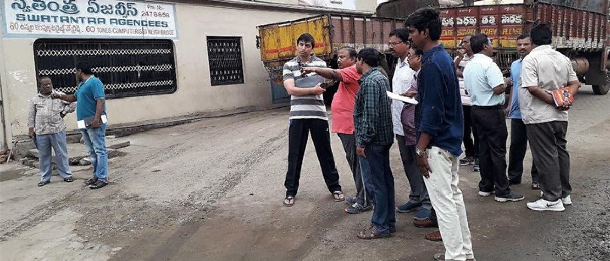 Civic chief’s Sumit Kumar ire over cables tied to poles in Rajamahendravaram