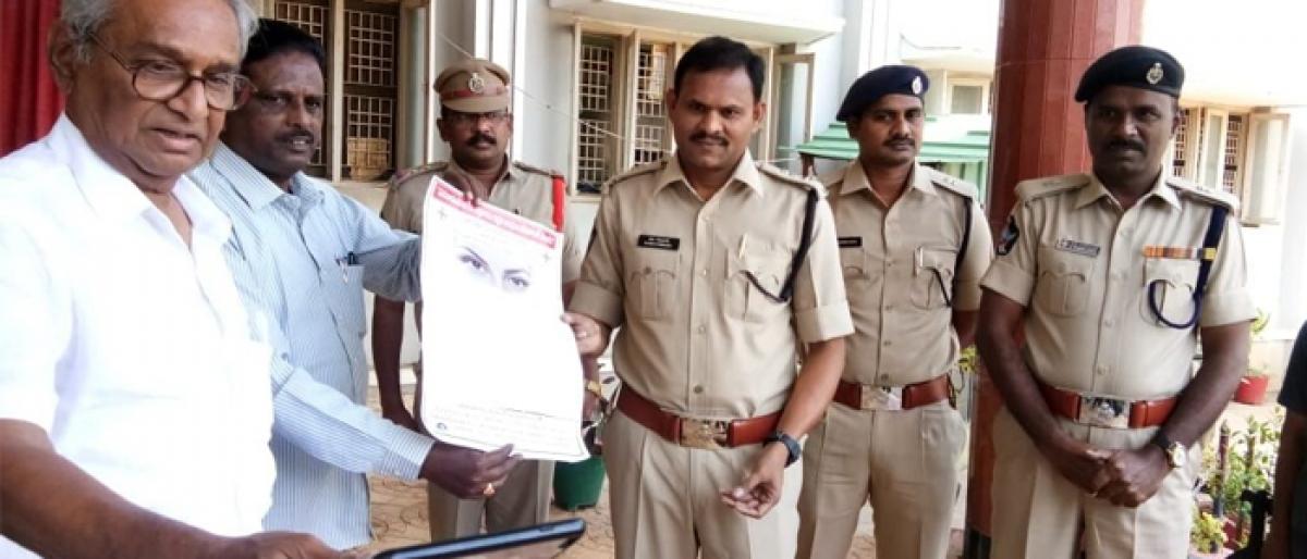 SP M Ravi Prakash pats SI Rambabu for donating eyes in Eluru