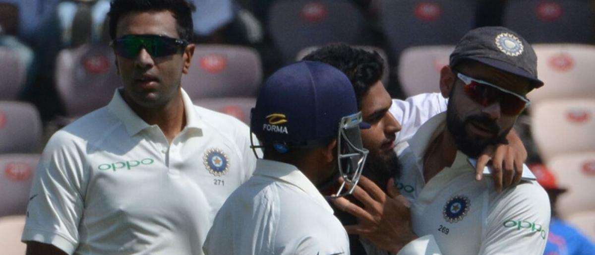 Fan breaks security cordon during Test match