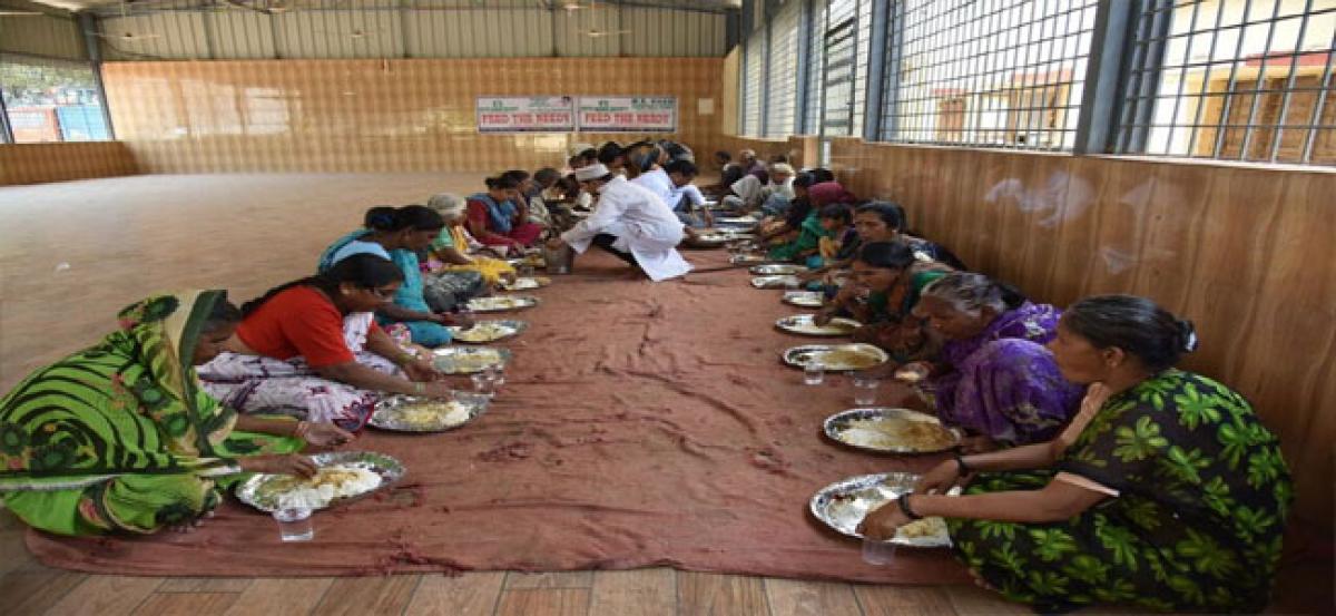 Shaik Nayeem, relieves destitute from hunger pangs