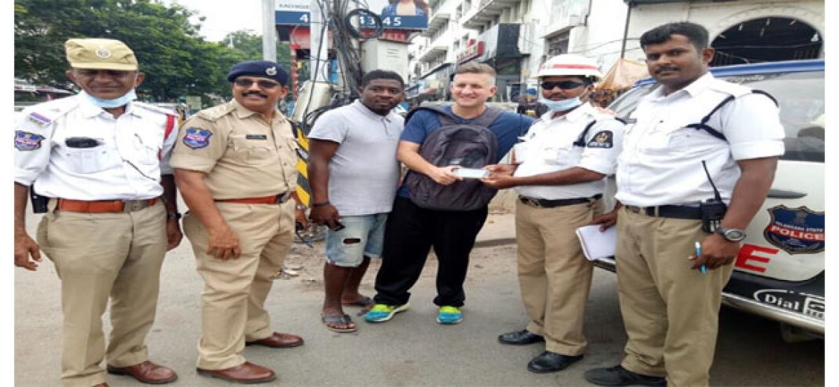 Traffic cops hand over lost phone to foreign tourist