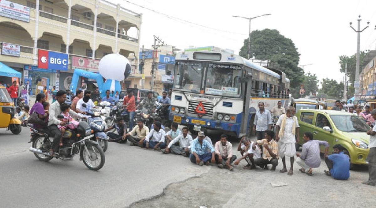 Police rain lathies on protesting farmers