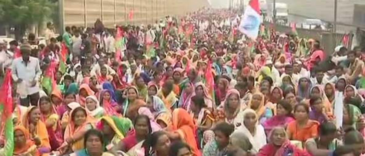 Farmers march to Azad Maidan in Mumbai for land ownership, other demands