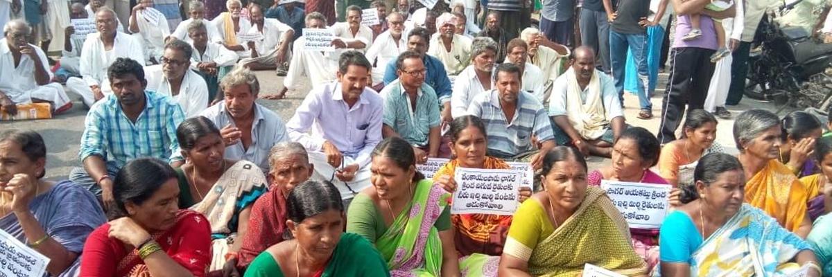 Farmers stage dharna for water