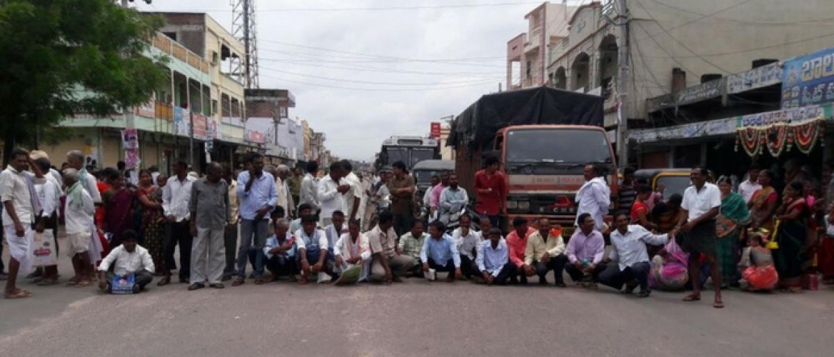 Farmers stage dharna for crop loans