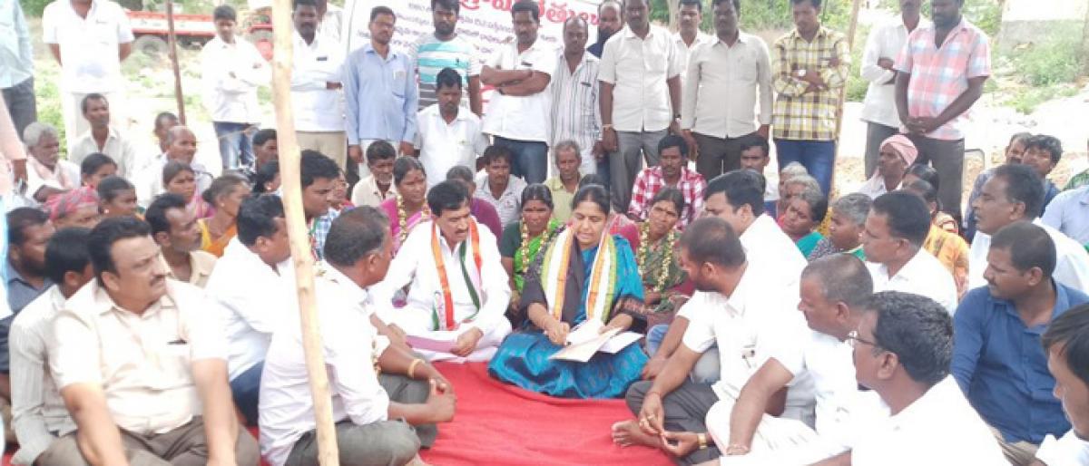 Dalit ryots stage hunger strike at Toopran RDO office