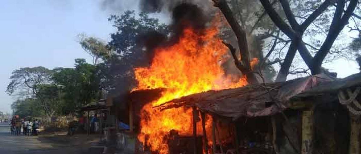Fire engulfs shop, causes 1 lakh loss
