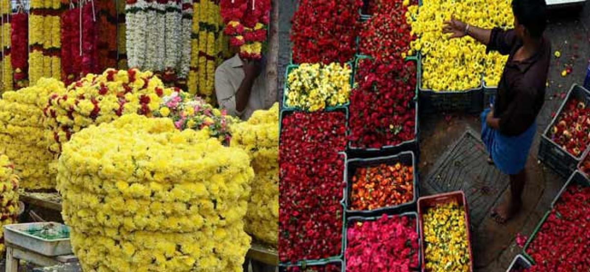 Ahead of Ganesh chaturthi flower prices rise and fruit prices fall at Koyambedu